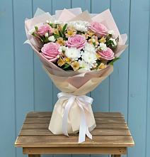 Букет цветов из:  Гвоздики, Орхидеи и Розы в Кяхте