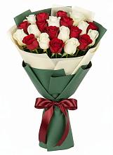 Букет Микс из красных и белых роз в Кяхте