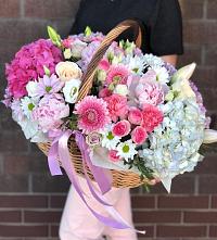 Композиция солнечный день в Кяхте Цветочная композиция из Розы, Хризантемы, Пионы и Лизиантусы в корзине в Кяхте