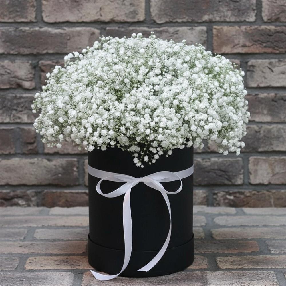 Цветочная композиция из Гипсофила в шляпной коробке в Кяхте