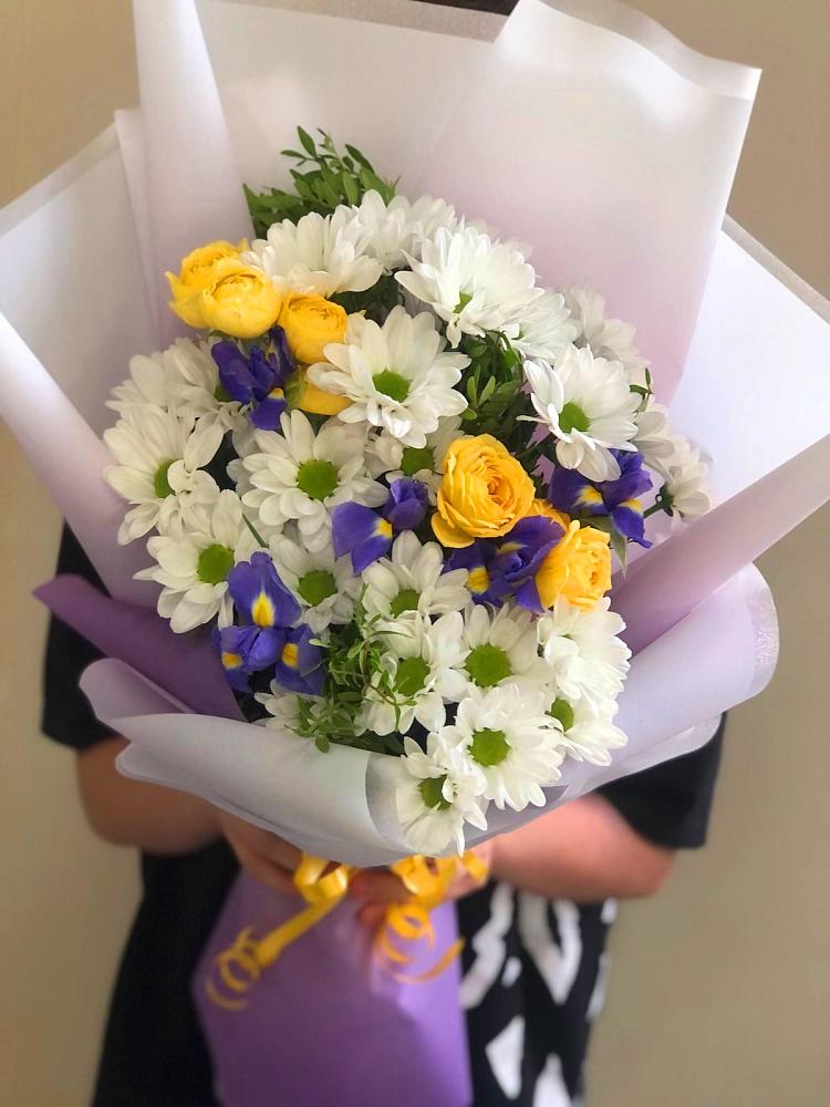 Букет цветов из: Ирисы, Хризантемы и Розы в Кяхте
