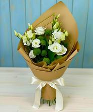 Букет цветов из:  Хризантемы и Лизиантусы в Кяхте