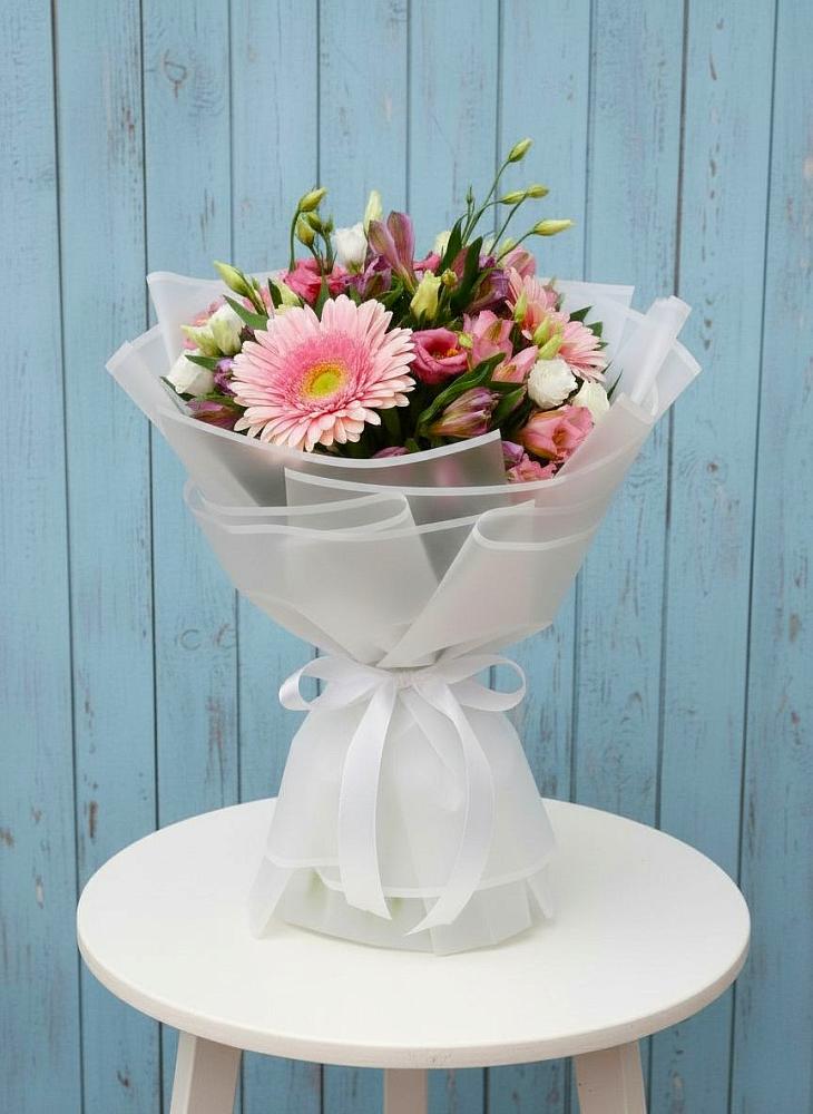 Букет цветов из: Герберы, Альстромерии и Лизиантусы в Кяхте