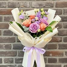 Букет цветов из:  Лизиантусы и Розы в Кяхте