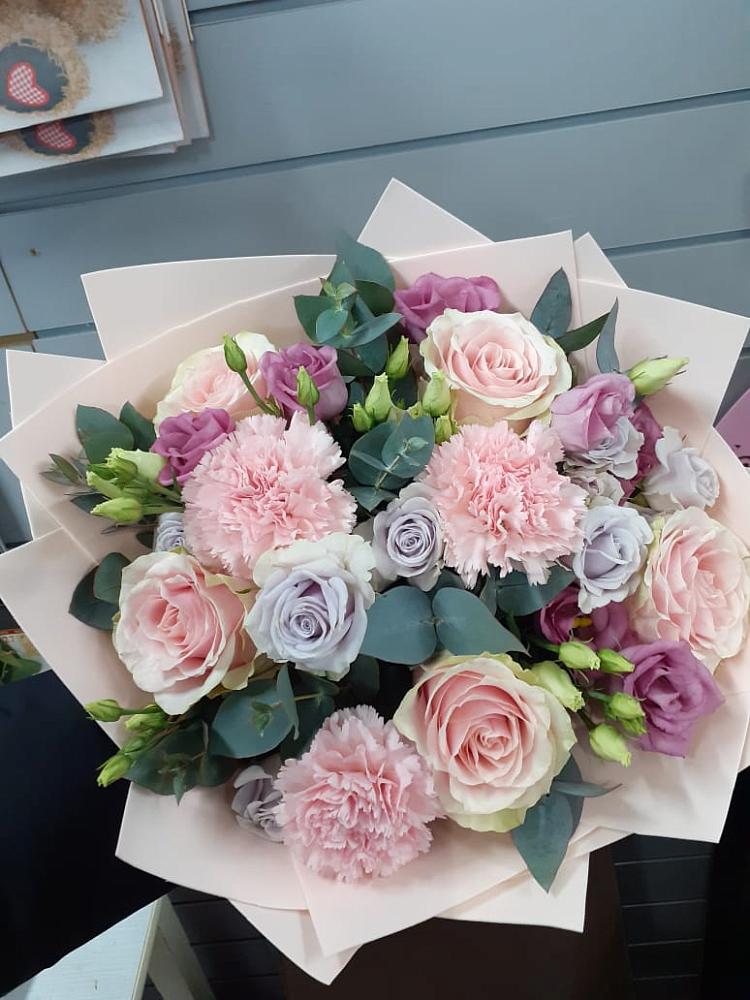 Букет цветов из: Розы, Гвоздики и Лизиантусы в Кяхте