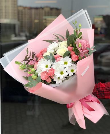 Букет цветов из: Розы, Лизиантусы и Хризантемы в Кяхте