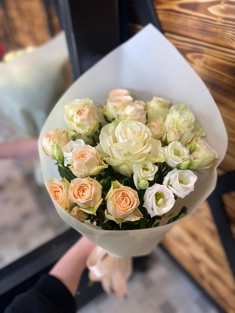 Букет цветов из: Розы и Лизиантусы в Кяхте